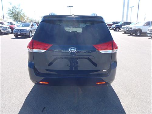 Toyota Sienna 2011 photo 4