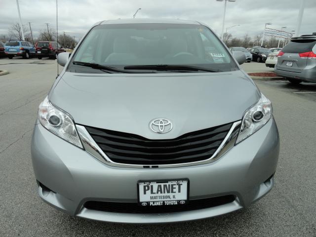 Toyota Sienna 2011 photo 1