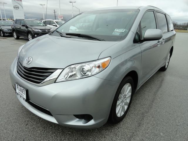 Toyota Sienna 2011 photo 2