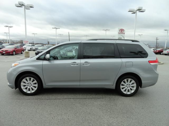 Toyota Sienna 2011 photo 3