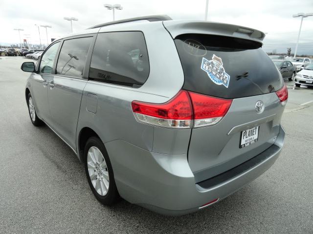 Toyota Sienna 2011 photo 5