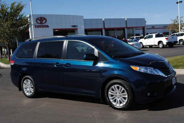 Toyota Sienna 2011 photo 1