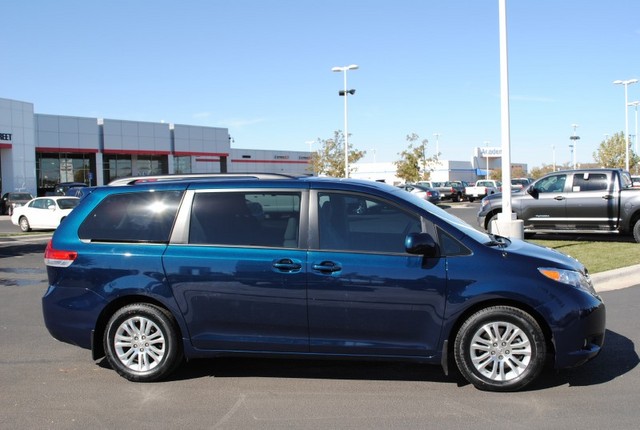 Toyota Sienna 2011 photo 2