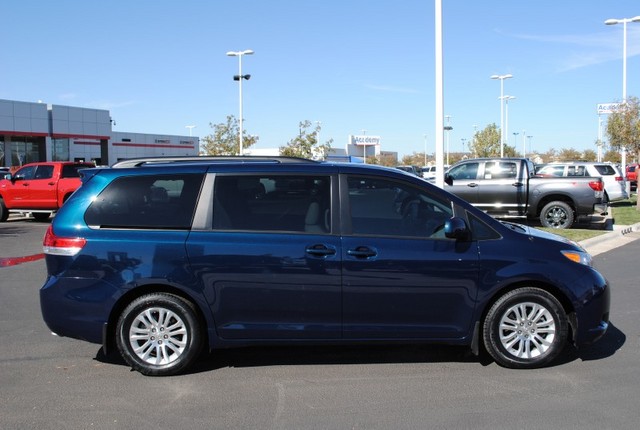 Toyota Sienna 2011 photo 3