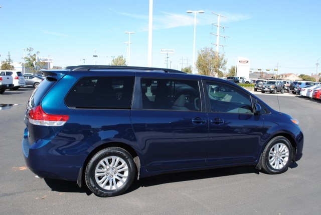 Toyota Sienna 2011 photo 4