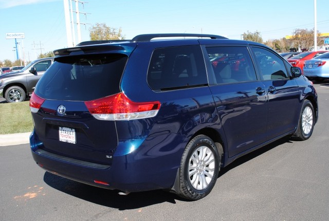 Toyota Sienna 2011 photo 5