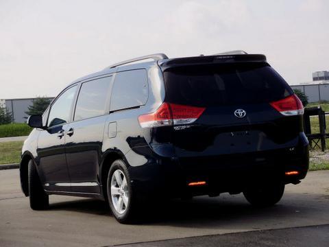 Toyota Sienna 2011 photo 2