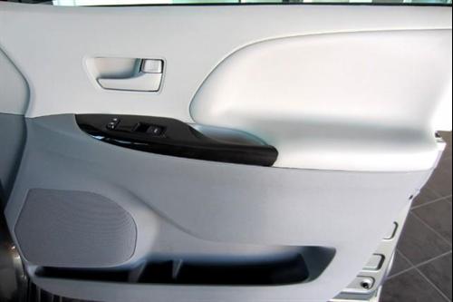 Toyota Sienna 2011 photo 3