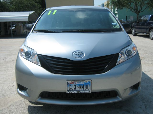 Toyota Sienna 2011 photo 1