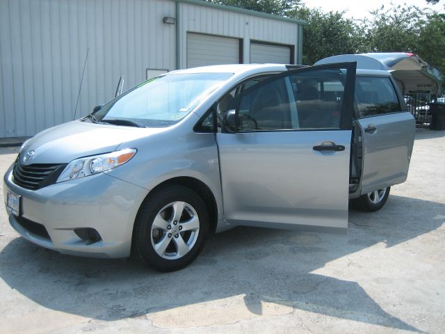 Toyota Sienna 2011 photo 2
