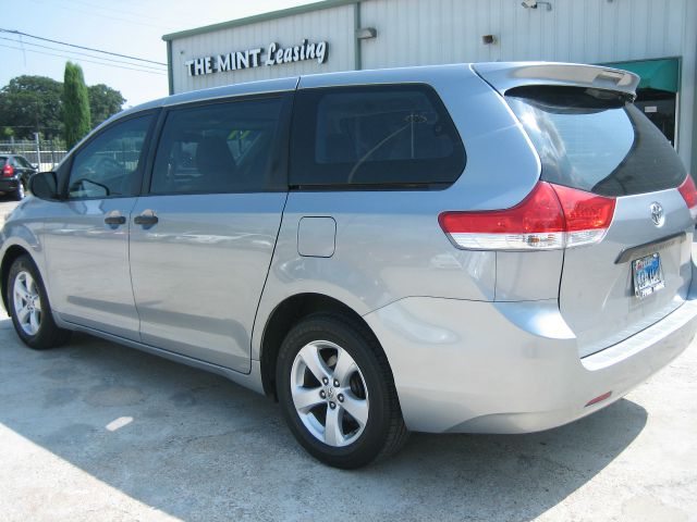 Toyota Sienna 2011 photo 3