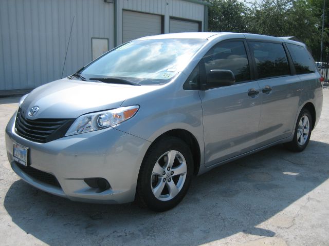 Toyota Sienna 2011 photo 4