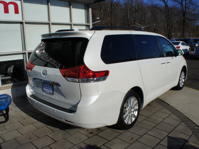 Toyota Sienna 2011 photo 1