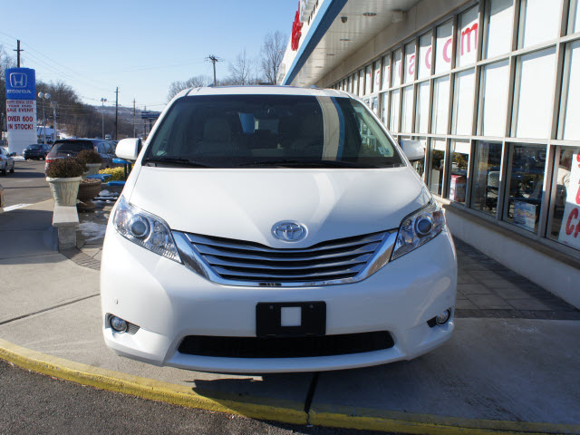Toyota Sienna 2011 photo 2
