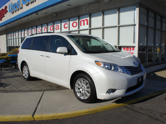 Toyota Sienna 2011 photo 3