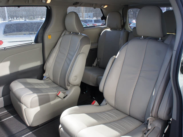 Toyota Sienna 2011 photo 5