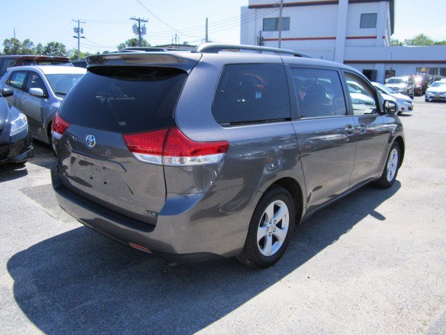 Toyota Sienna 2011 photo 2