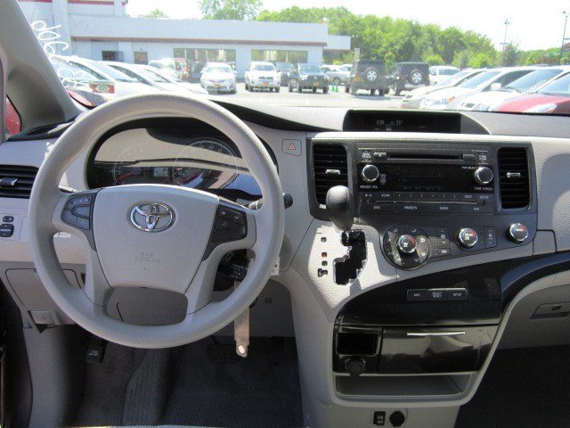 Toyota Sienna 2011 photo 4