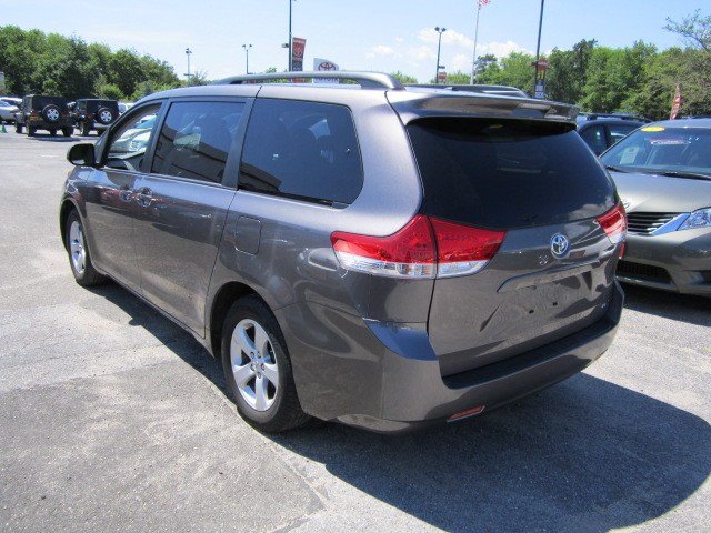 Toyota Sienna 2011 photo 1