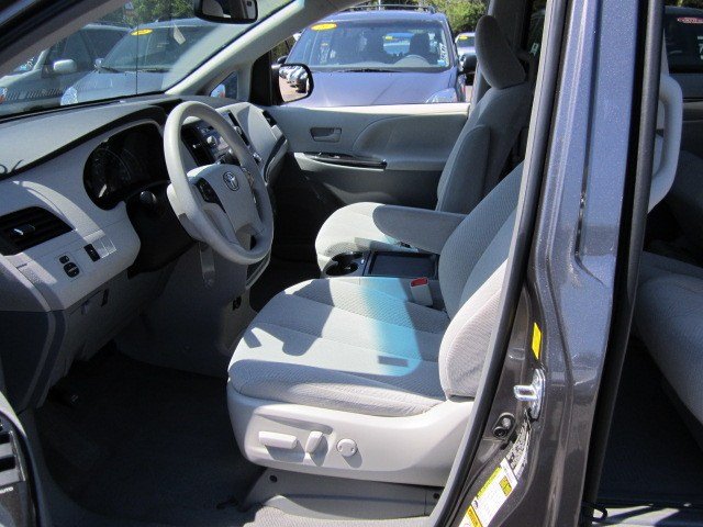 Toyota Sienna 2011 photo 5
