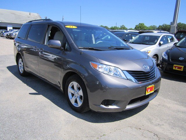 Toyota Sienna 2011 photo 3