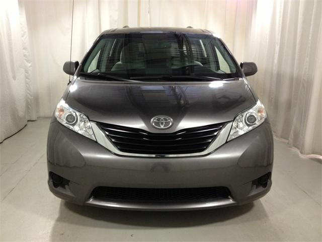 Toyota Sienna 2011 photo 1