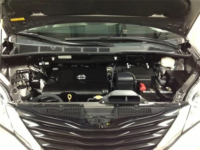 Toyota Sienna 2011 photo 2