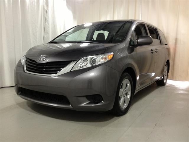 Toyota Sienna 2011 photo 3