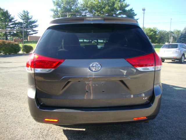 Toyota Sienna 2011 photo 1