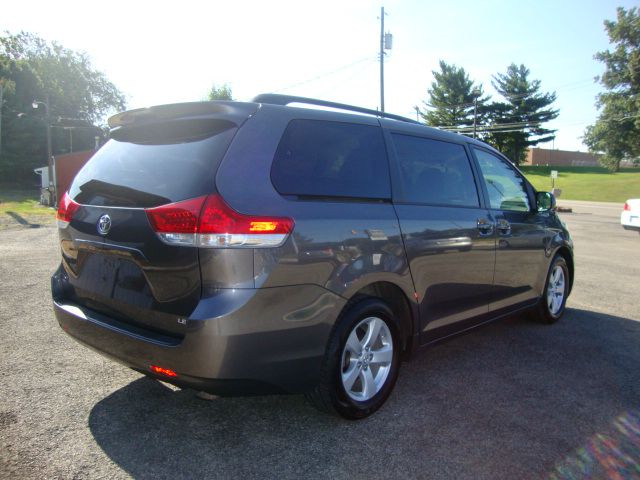 Toyota Sienna 2011 photo 2