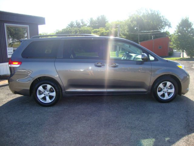 Toyota Sienna 2011 photo 3