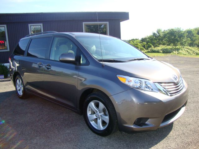 Toyota Sienna 2011 photo 4
