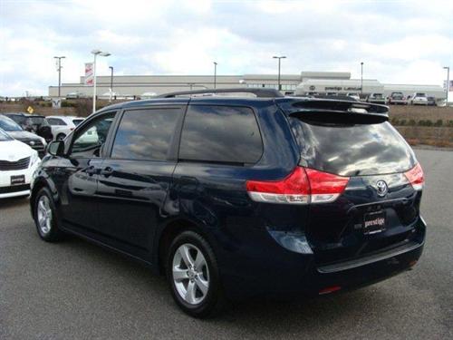 Toyota Sienna 2011 photo 2