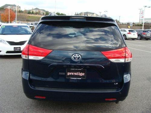 Toyota Sienna 2011 photo 3