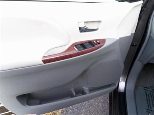 Toyota Sienna 2011 photo 2