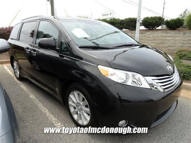 Toyota Sienna 2011 photo 2