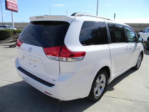 Toyota Sienna 2011 photo 1