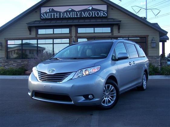 Toyota Sienna 2011 photo 2