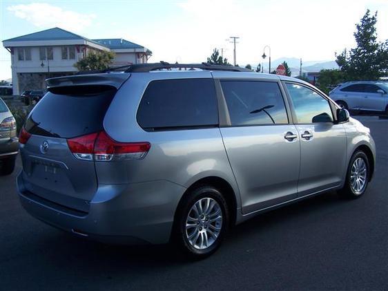 Toyota Sienna 2011 photo 3