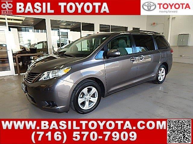 Toyota Sienna 2011 photo 2