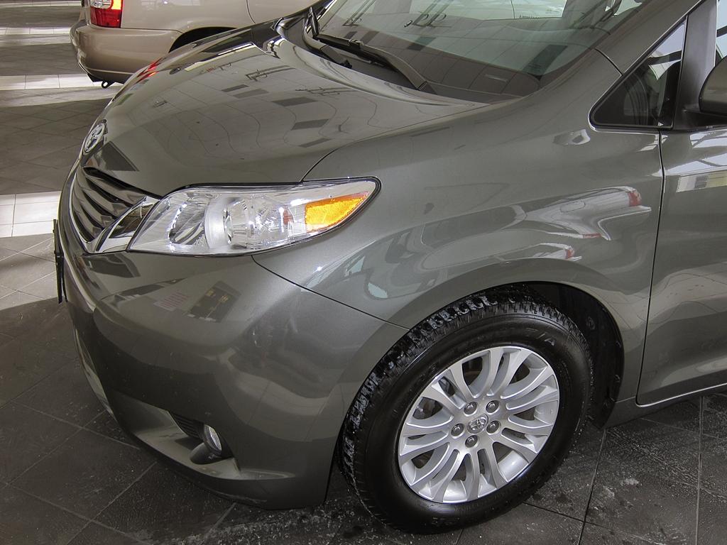 Toyota Sienna 2011 photo 1