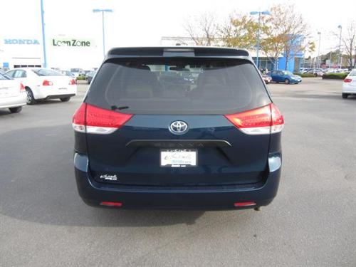 Toyota Sienna 2011 photo 5