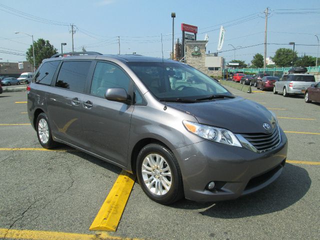 Toyota Sienna 2011 photo 2