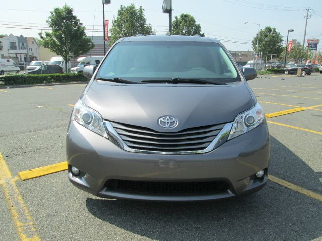 Toyota Sienna 2011 photo 3