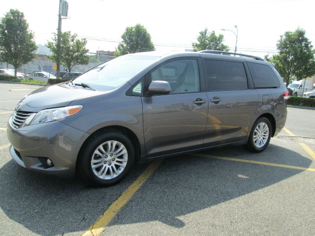 Toyota Sienna 2011 photo 4