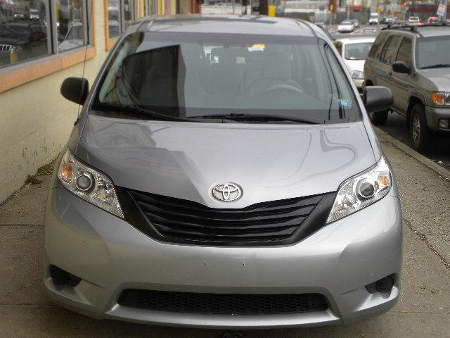 Toyota Sienna 2011 photo 1
