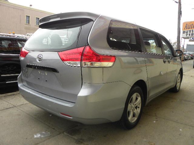 Toyota Sienna 2011 photo 3