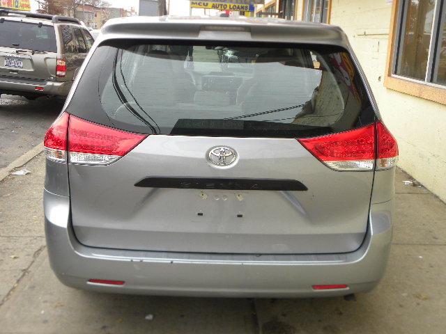 Toyota Sienna 2011 photo 4