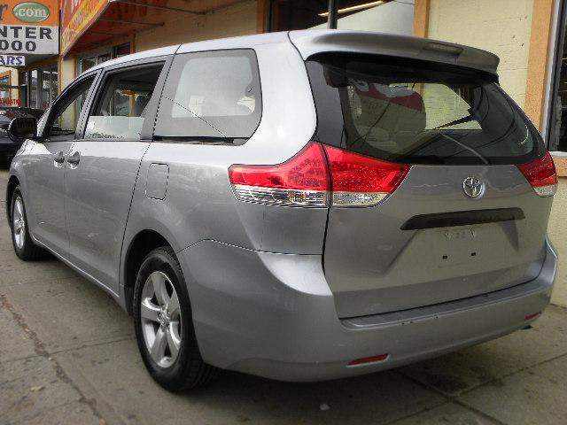 Toyota Sienna 2011 photo 5