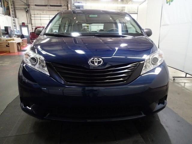 Toyota Sienna 2011 photo 1